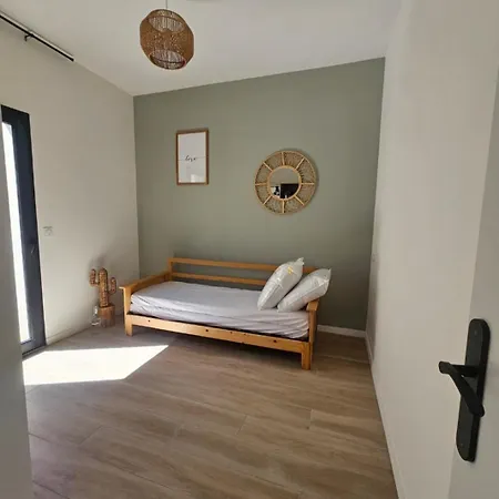 Avec Et Salle De Cinema Villa Saussan